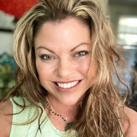 Meet your Posher, Amber - Picture 1 of 1